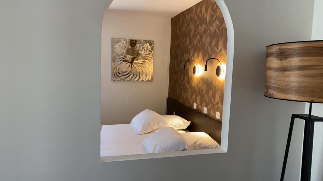 Logis Hostellerie De L'Abbaye 르토로네 외부 사진
