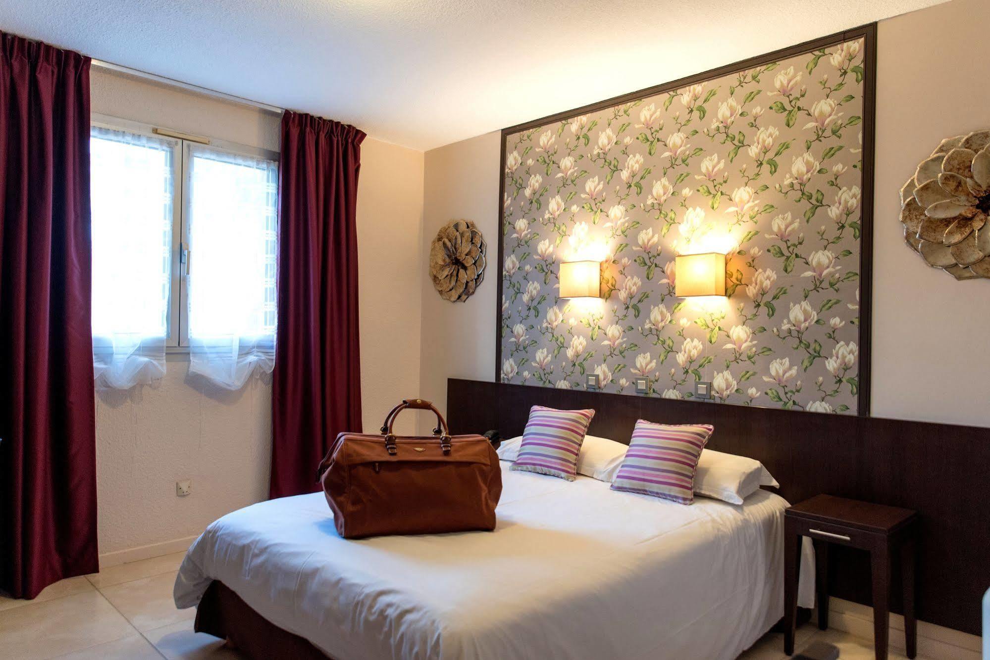 Logis Hostellerie De L'Abbaye 르토로네 외부 사진