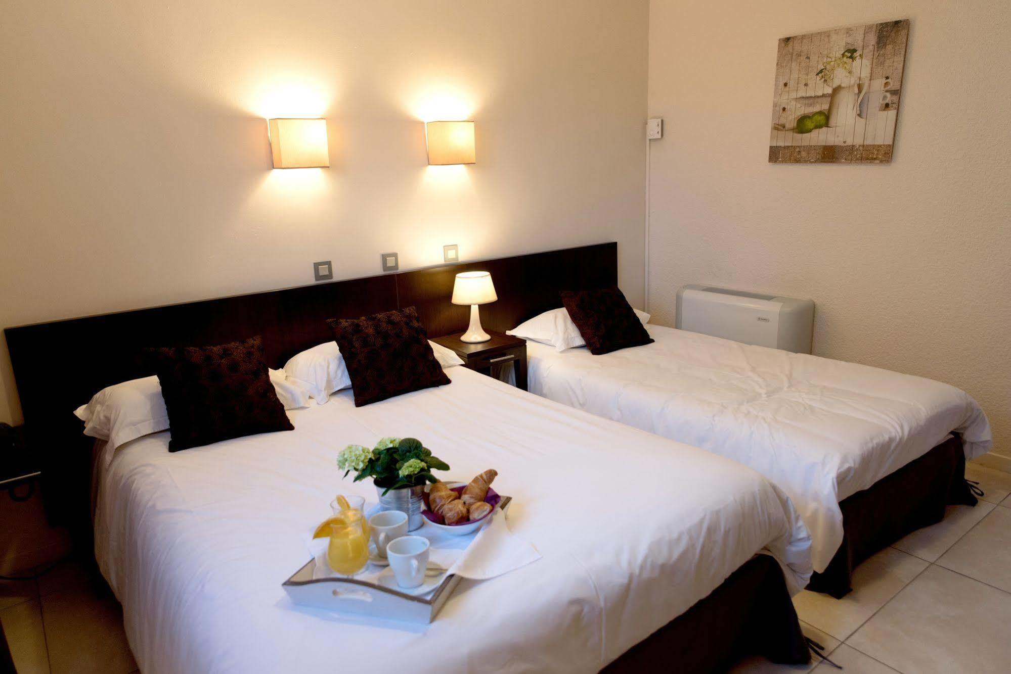 Logis Hostellerie De L'Abbaye 르토로네 외부 사진