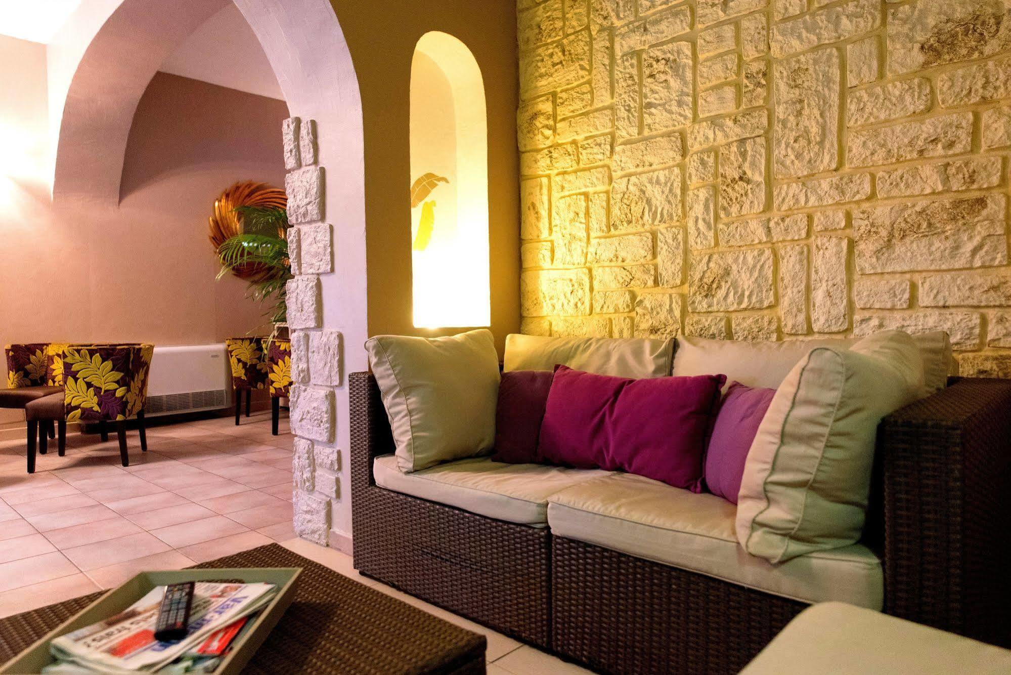 Logis Hostellerie De L'Abbaye 르토로네 외부 사진