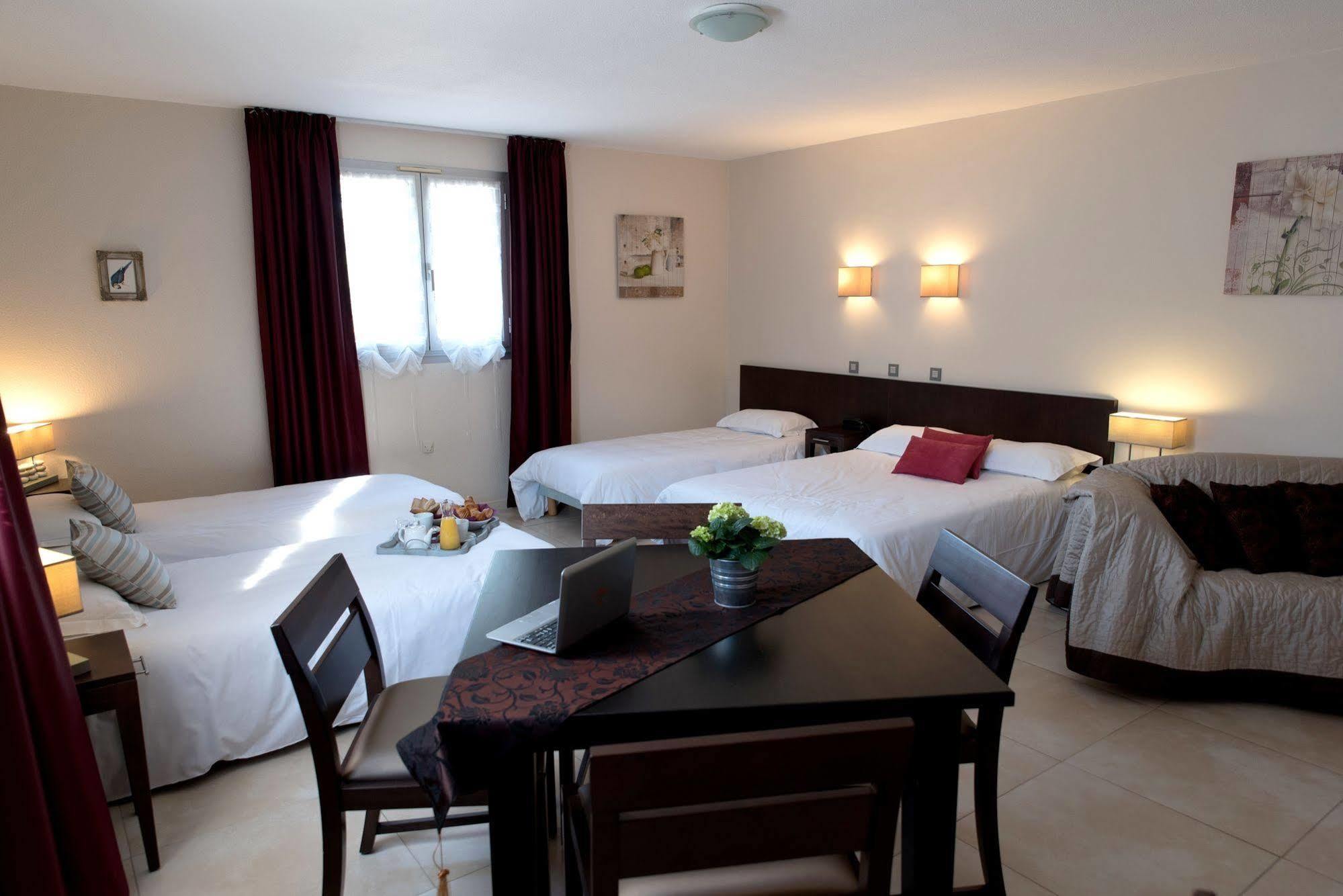 Logis Hostellerie De L'Abbaye 르토로네 외부 사진