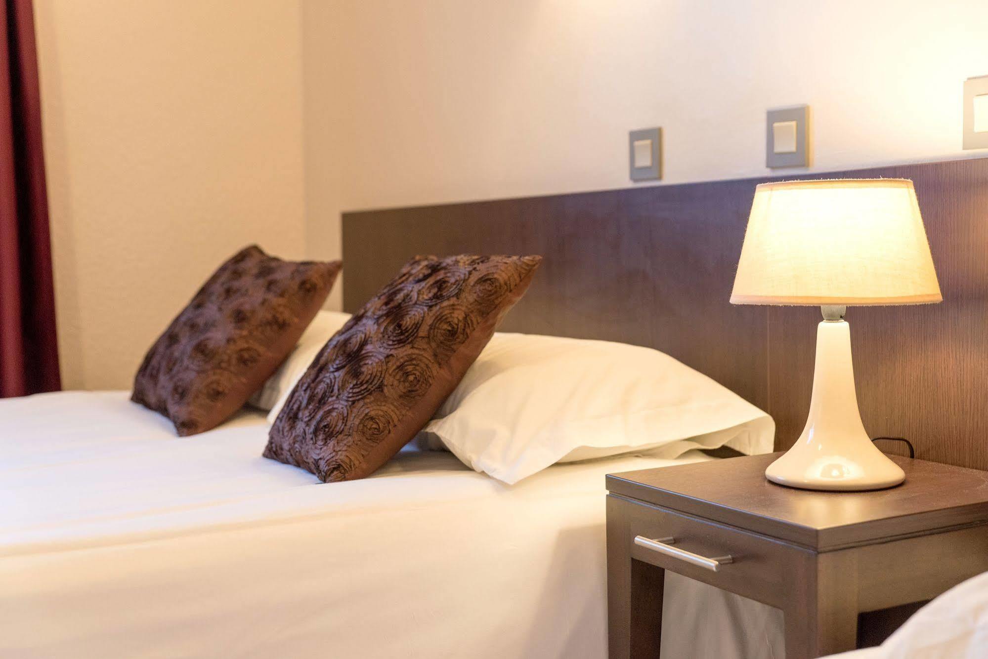 Logis Hostellerie De L'Abbaye 르토로네 외부 사진