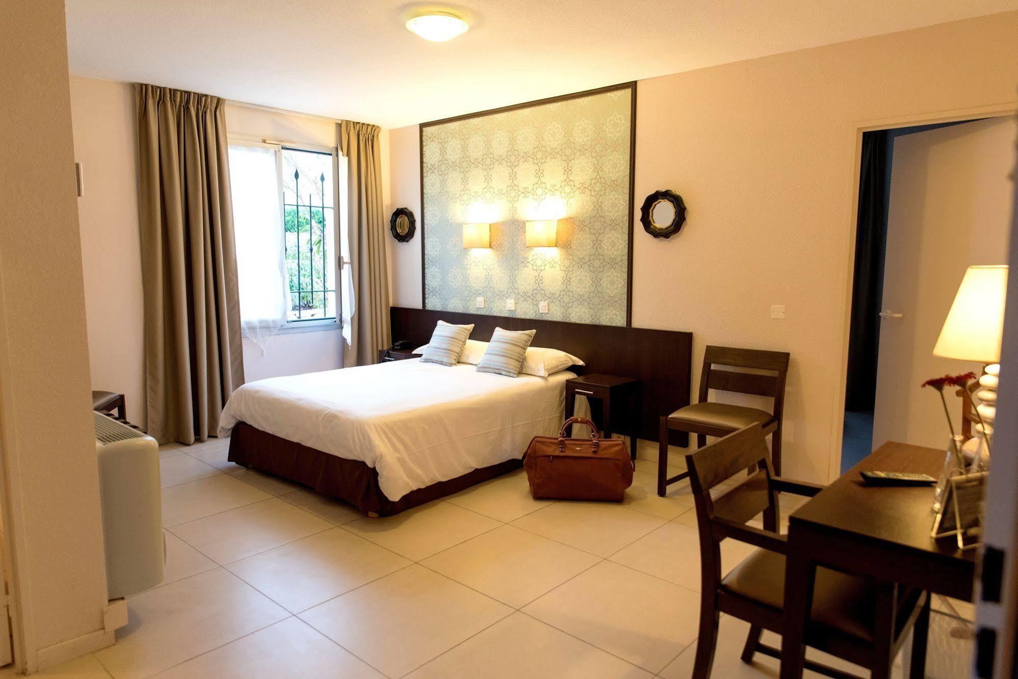 Logis Hostellerie De L'Abbaye 르토로네 외부 사진