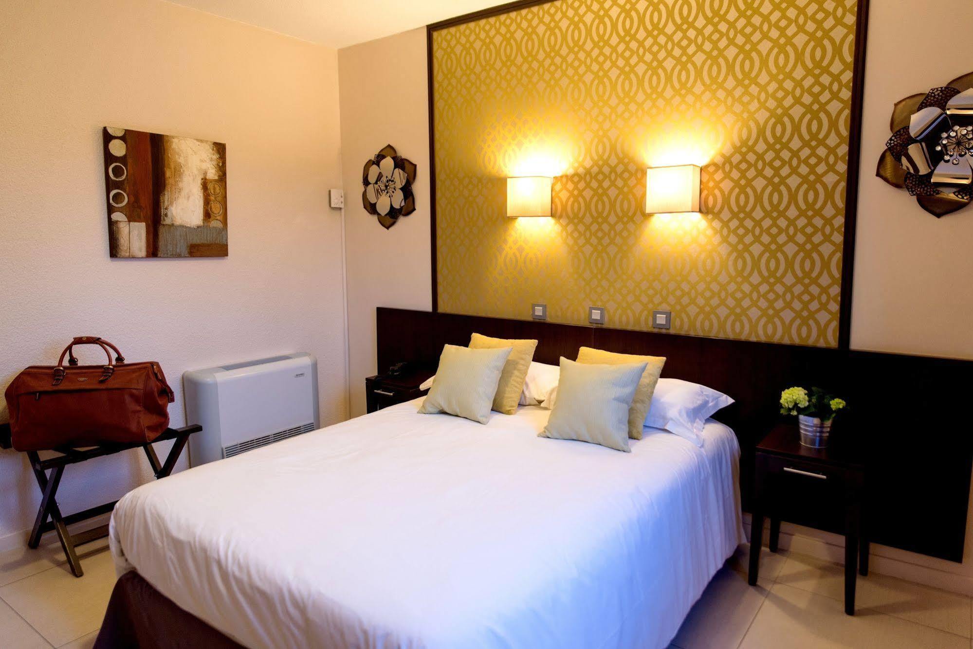 Logis Hostellerie De L'Abbaye 르토로네 외부 사진