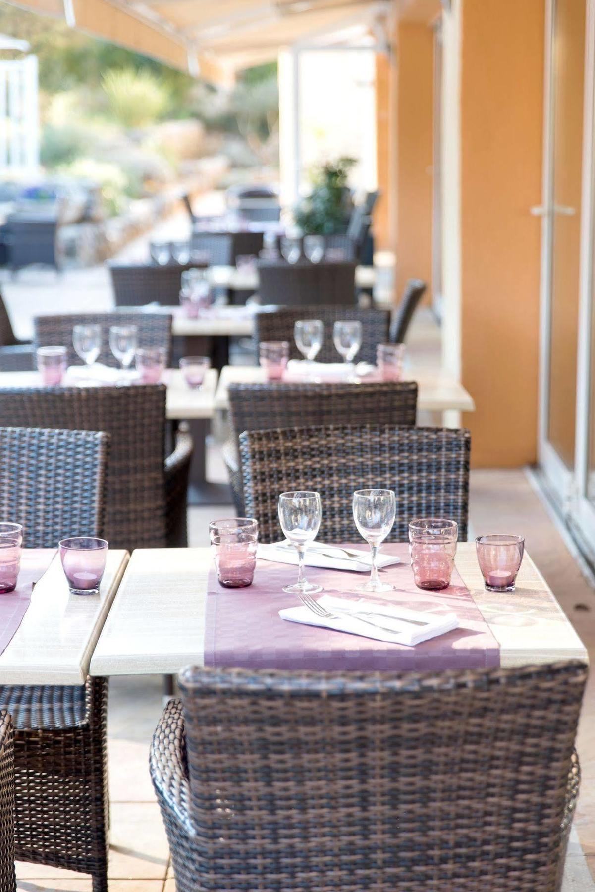 Logis Hostellerie De L'Abbaye 르토로네 외부 사진