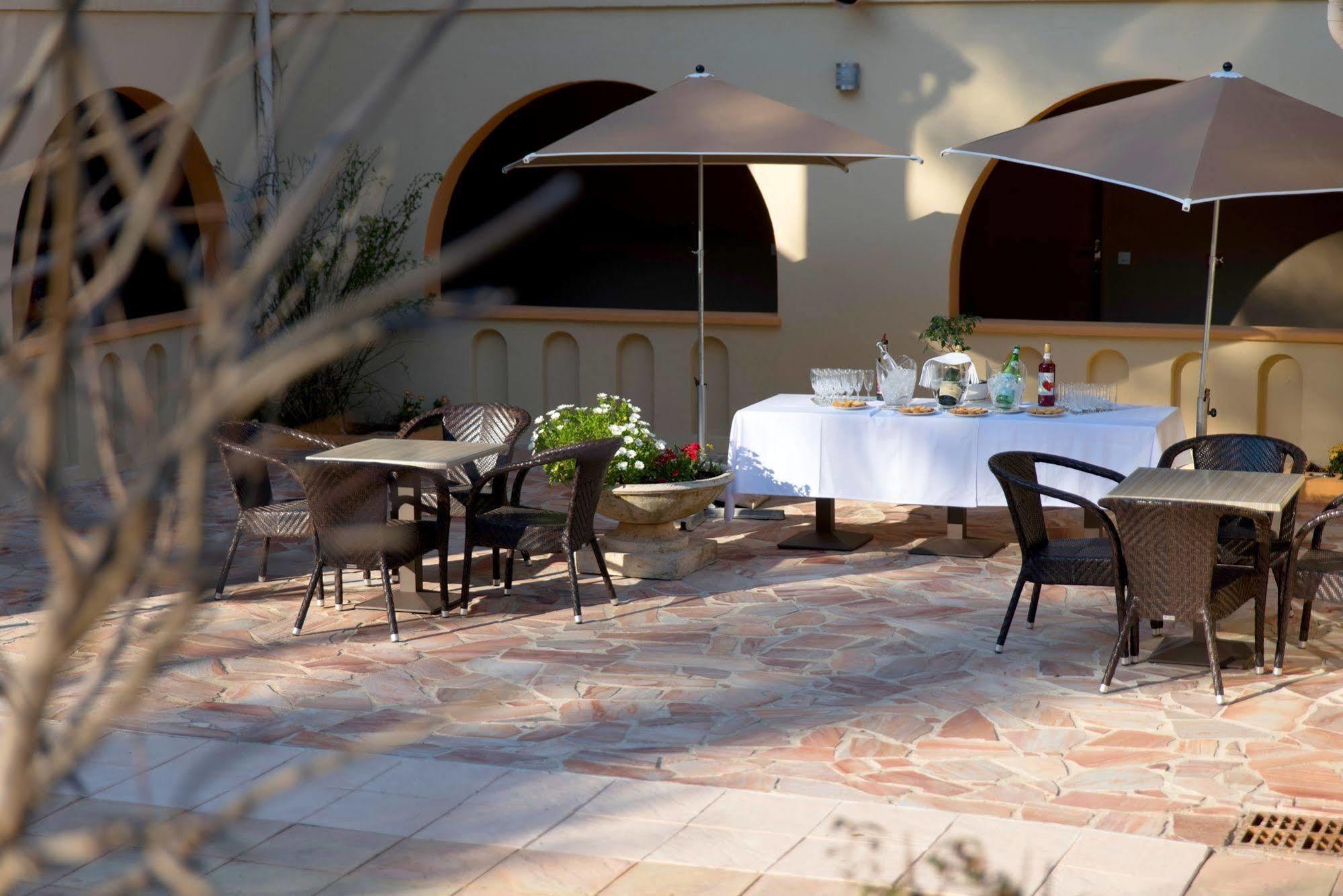 Logis Hostellerie De L'Abbaye 르토로네 외부 사진